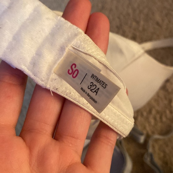 2 barely worn SO 32A bras - Picture 3 of 4